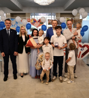 Многодетным семьям Ленинградской области вручены 19 автомобилей