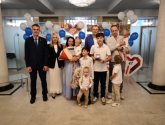 Многодетным семьям Ленинградской области вручены 19 автомобилей