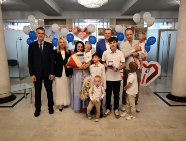 Многодетным семьям Ленинградской области вручены 19 автомобилей