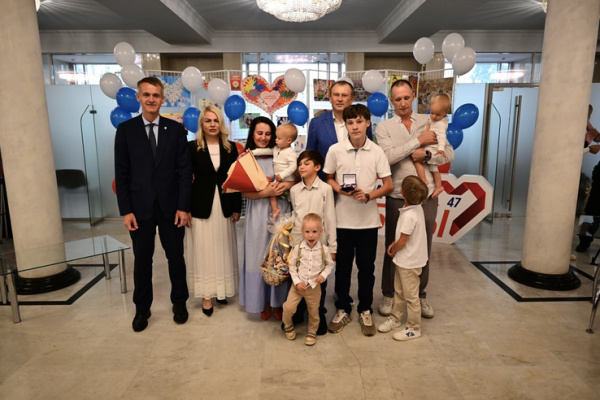 Многодетным семьям Ленинградской области вручены 19 автомобилей Многодетным семьям Ленинградской области вручены 19 автомобилей