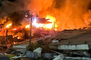 Фото. «Здесь раздают припасы, но иногда люди чуть не убивают друг друга из-за еды»: Последствия землетрясения в Венесуэле Фото. «Здесь раздают припасы, но иногда люди чуть не убивают друг друга из-за еды»: Последствия землетрясения в Венесуэле