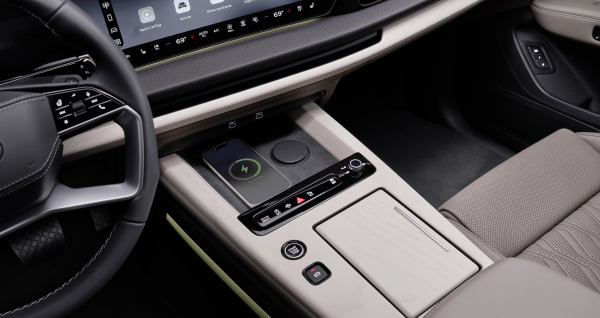 Он откроет дверь по телефону. Audi представил флагманский кроссовер Q9
Он откроет дверь по телефону. Audi представил флагманский кроссовер Q9