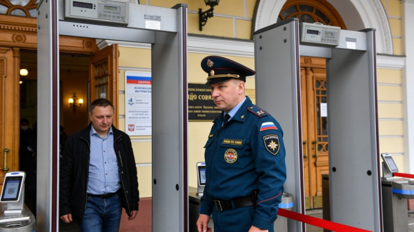 В Петербурге усилили меры безопасности на избирательных участках В Петербурге усилили меры безопасности на избирательных участках
