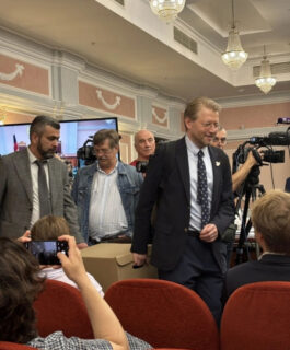 Лидер «Яблока» Николай Рыбаков принес в суд коробку доказательств