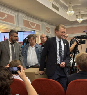 Лидер «Яблока» Николай Рыбаков принес в суд коробку доказательств