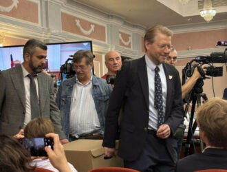 Лидер «Яблока» Николай Рыбаков принес в суд коробку доказательств