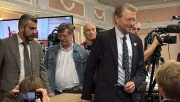 Лидер «Яблока» Николай Рыбаков принес в суд коробку доказательств