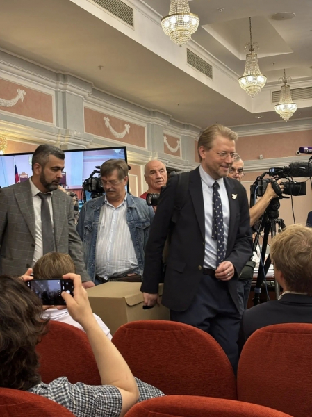 Лидер &laquo;Яблока&raquo; Николай Рыбаков принес в суд коробку доказательств
