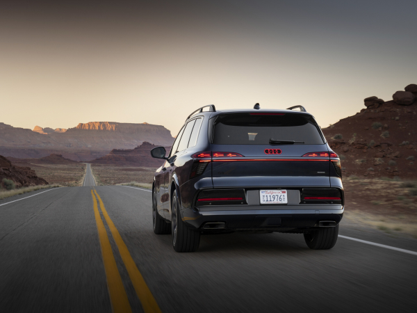 Он откроет дверь по телефону. Audi представил флагманский кроссовер Q9
Он откроет дверь по телефону. Audi представил флагманский кроссовер Q9