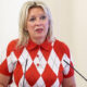 Захарова сравнила Канье Уэста с душевнобольным за песню о Гитлере