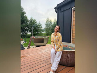 Анна Пескова испытала банный ритуал: «Один парит, второй играет на варгане».