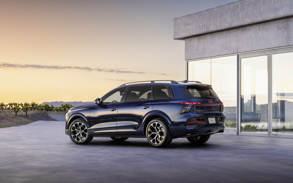 Он откроет дверь по телефону. Audi представил флагманский кроссовер Q9
Он откроет дверь по телефону. Audi представил флагманский кроссовер Q9