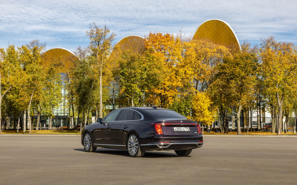Уже не Hongqi, но еще не Aurus. Первый тест российского седана Senat 900
Уже не Hongqi, но еще не Aurus. Первый тест российского седана Senat 900