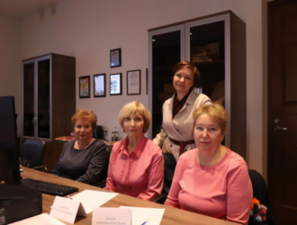 Возраст серебряный, а голова золотая